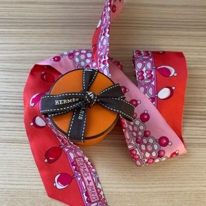 HERMÈS TWILLY SCARF